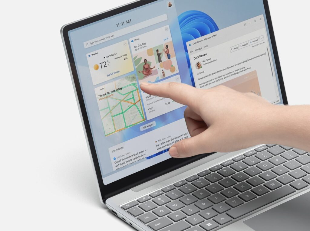 مقایسه صفحه نمایش سرفیس لپ‌تاپ Go 2 و مک بوک ایر M2